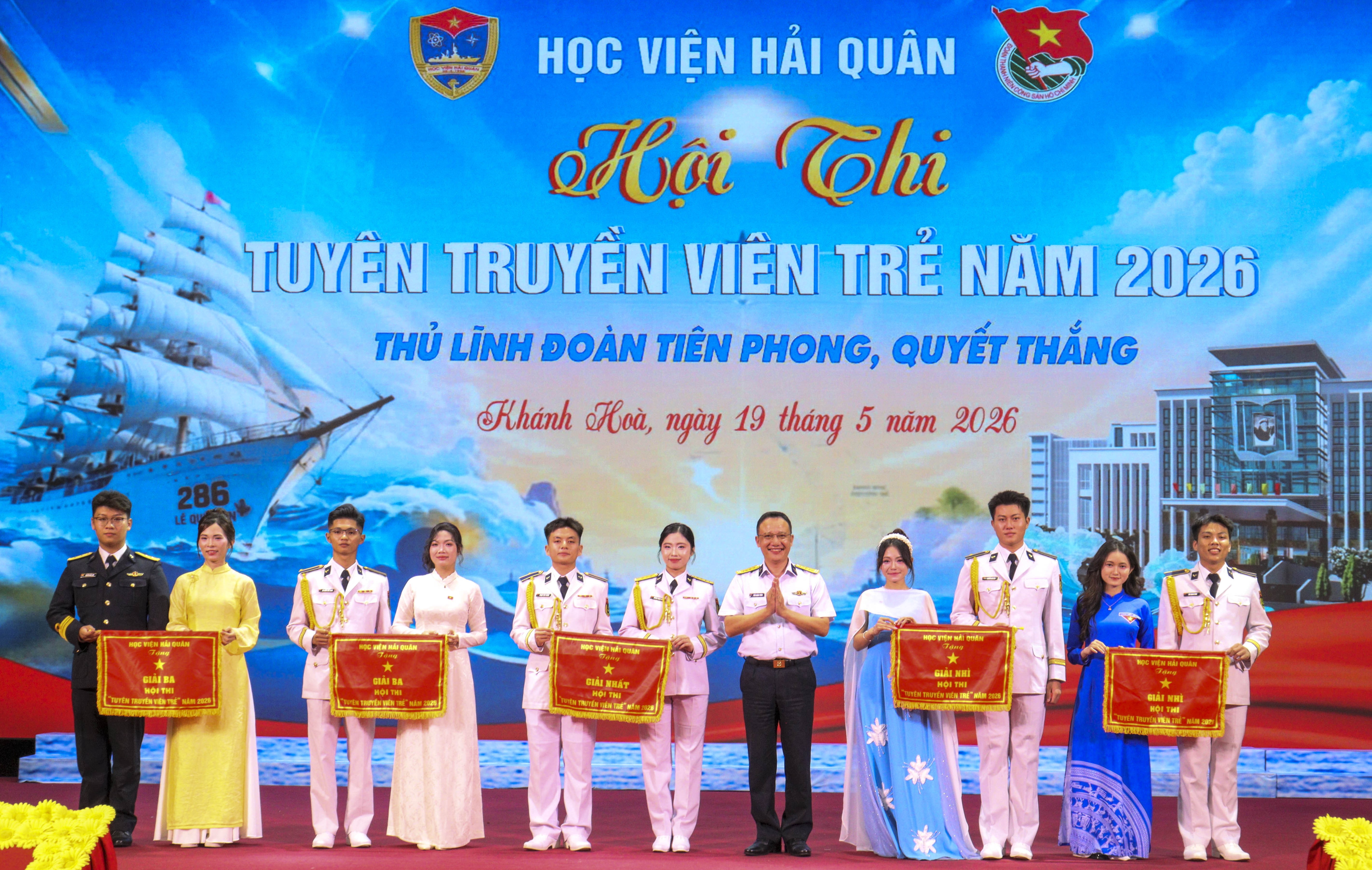 4-ban-to-chuc-trao-giai-cho-cac-doi-thi-1779279983.JPG