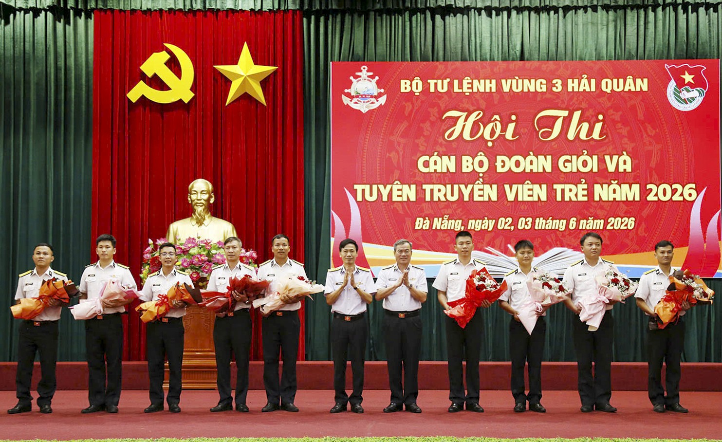 1-chuan-do-doc-nguyen-dang-tien-va-dai-ta-pham-dinh-thanh-tang-hoa-chuc-mung-cac-doi-tham-gia-hoi-thi-1780390983.JPG