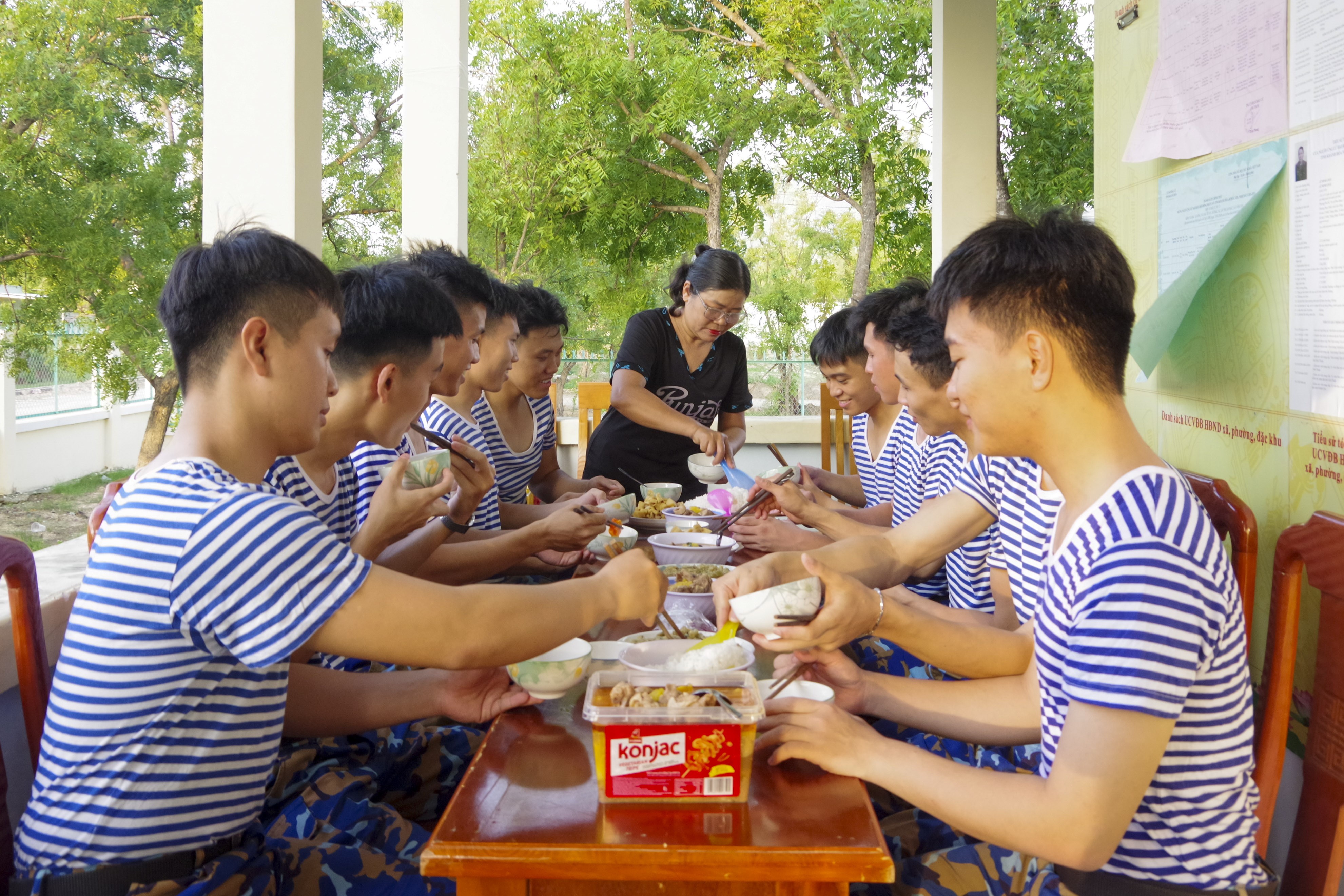 5-chi-chi-vui-ve-xoi-tung-bat-com-cho-bo-doi-1780909283.JPG