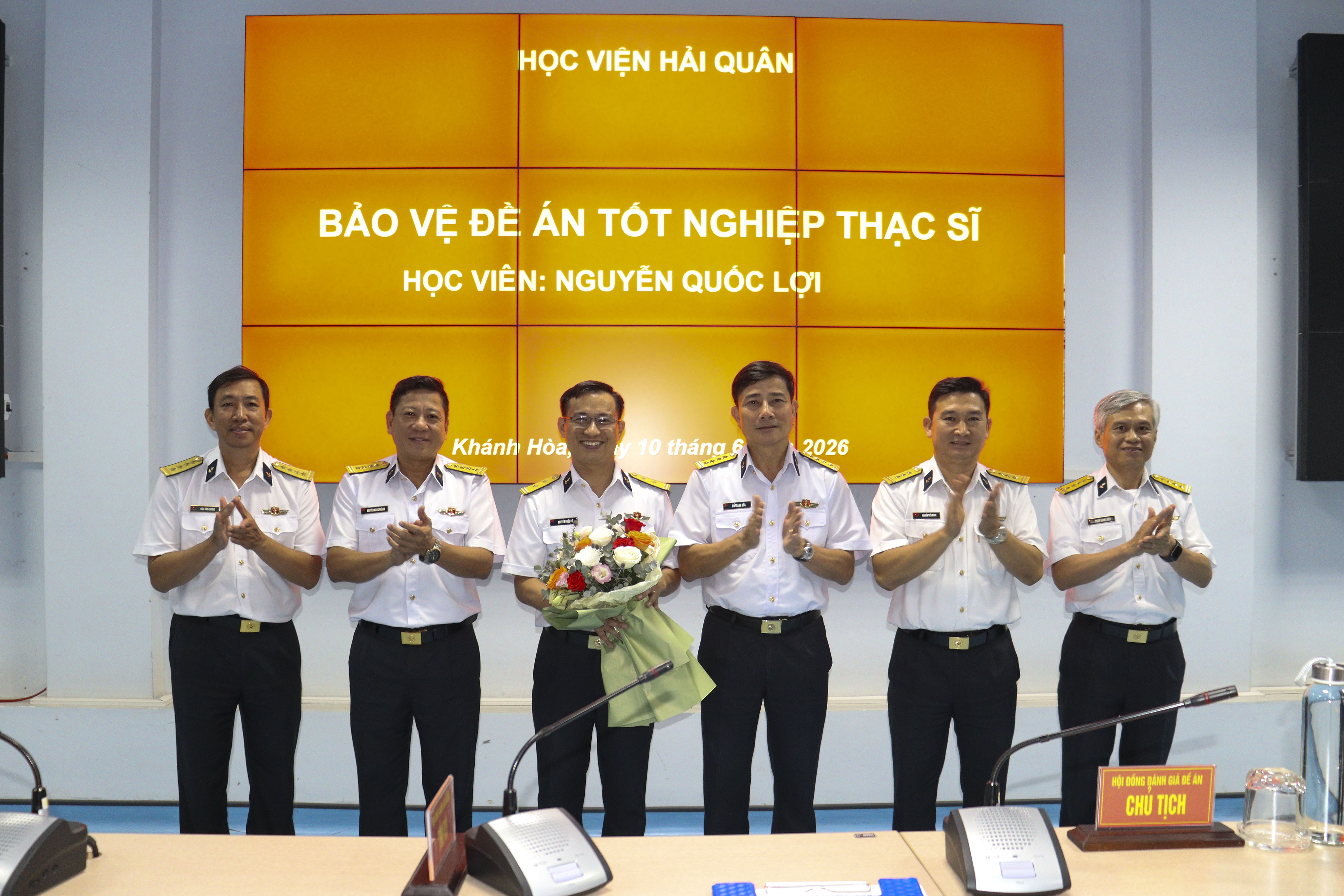 anh-4-hoi-dong-tang-hoa-chuc-mung-hoc-vien-bao-ve-de-an-1781089007.JPG