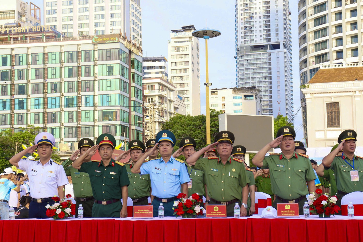 1-dai-bieu-hoc-vien-hai-quan-tham-gia-le-nghi-le-chao-co-tai-quang-truong-24-tinh-khanh-hoa-1782744814.jpg