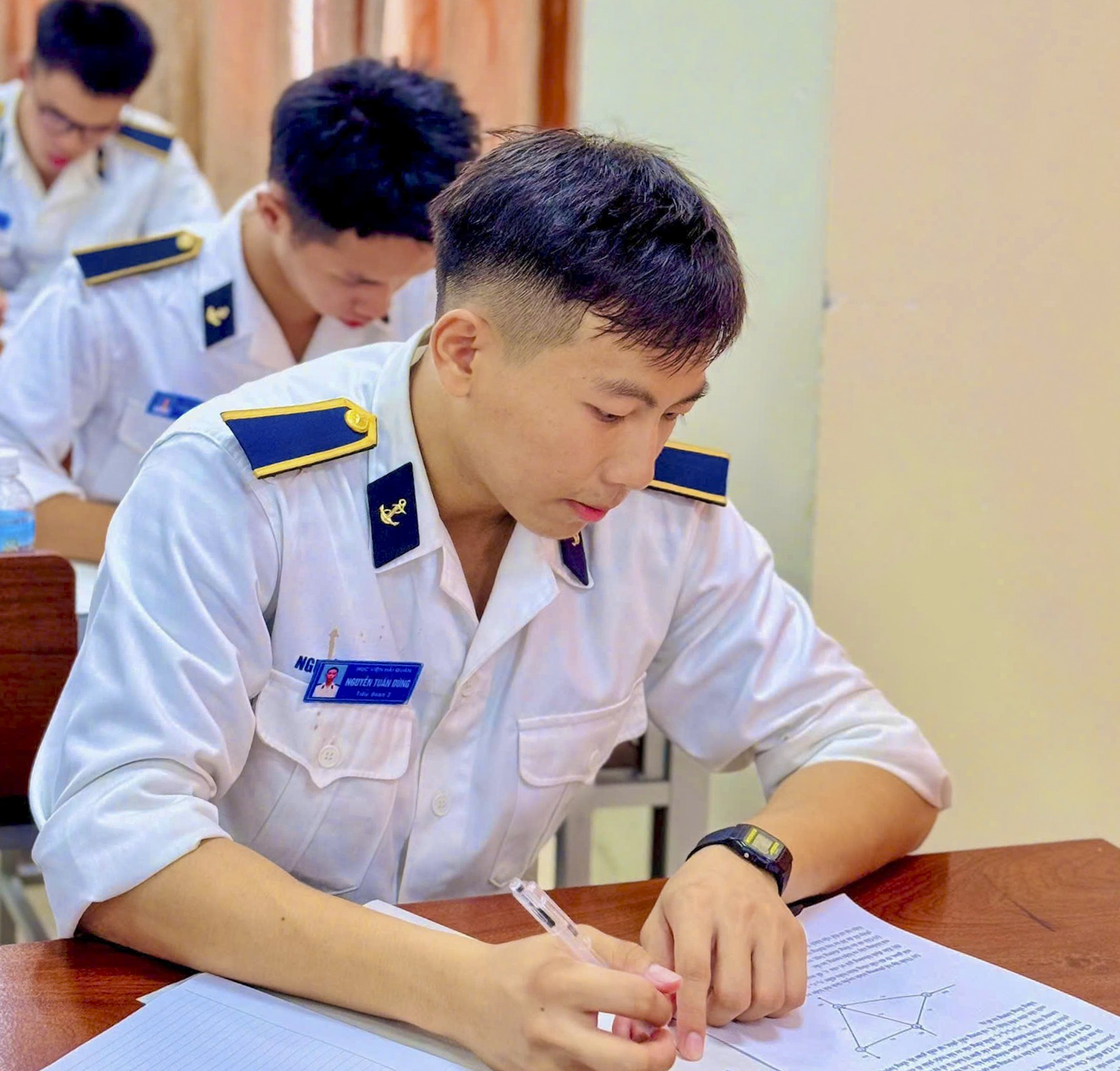 2-hoc-vien-tap-trung-lam-bai-tai-hoi-thao-toan-cap-hoc-vien-nam-2026-1789858860.jpg