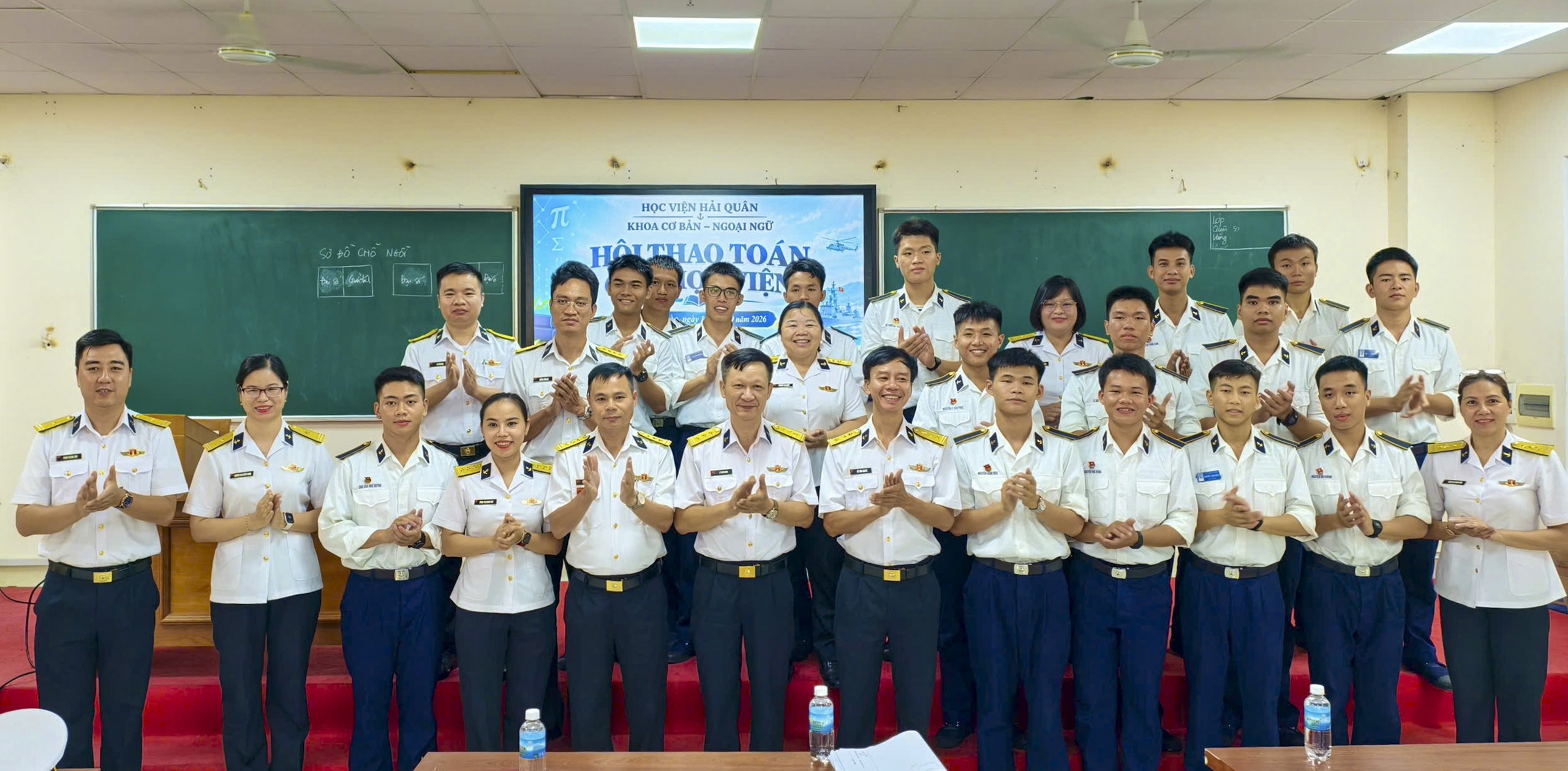 can-bo-giang-vien-hoc-vien-chup-anh-luu-niem-tai-hoi-thao-1789858890.jpg