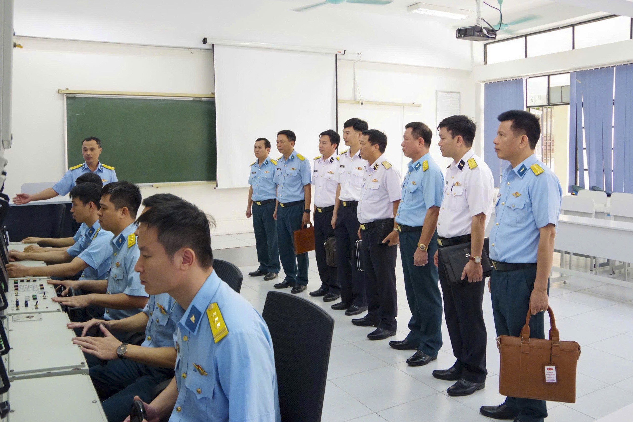 2-doan-cong-tac-tham-quan-thuc-te-tai-phong-hoc-mo-phong-tai-hoc-vien-phong-khong-khong-quan-1792055802.jpg