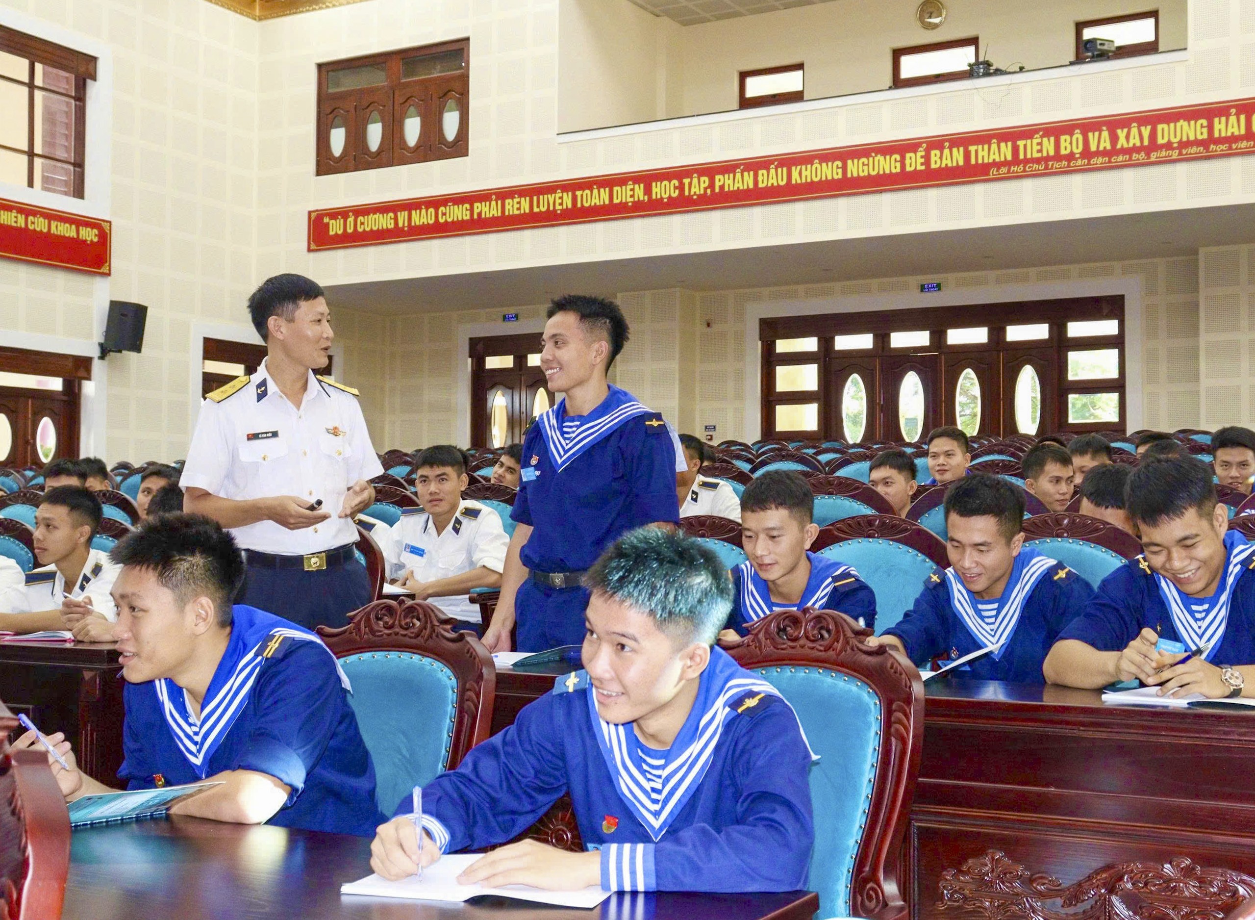1-giang-vien-trao-doi-goi-mo-neu-van-de-noi-dung-bai-hoc-tai-lop-boi-duong-ly-luan-chinh-tri-cho-doi-tuong-dang-vien-moi-1792834755.jpg