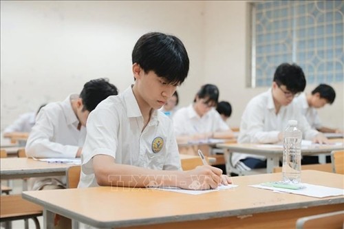 nlntv-vna-potal-thi-sinh-ha-noi-buoc-vao-mon-thi-dau-tien-ky-thi-tuyen-sinh-vao-lop-10-cong-lap-stand-1780113285.jpeg