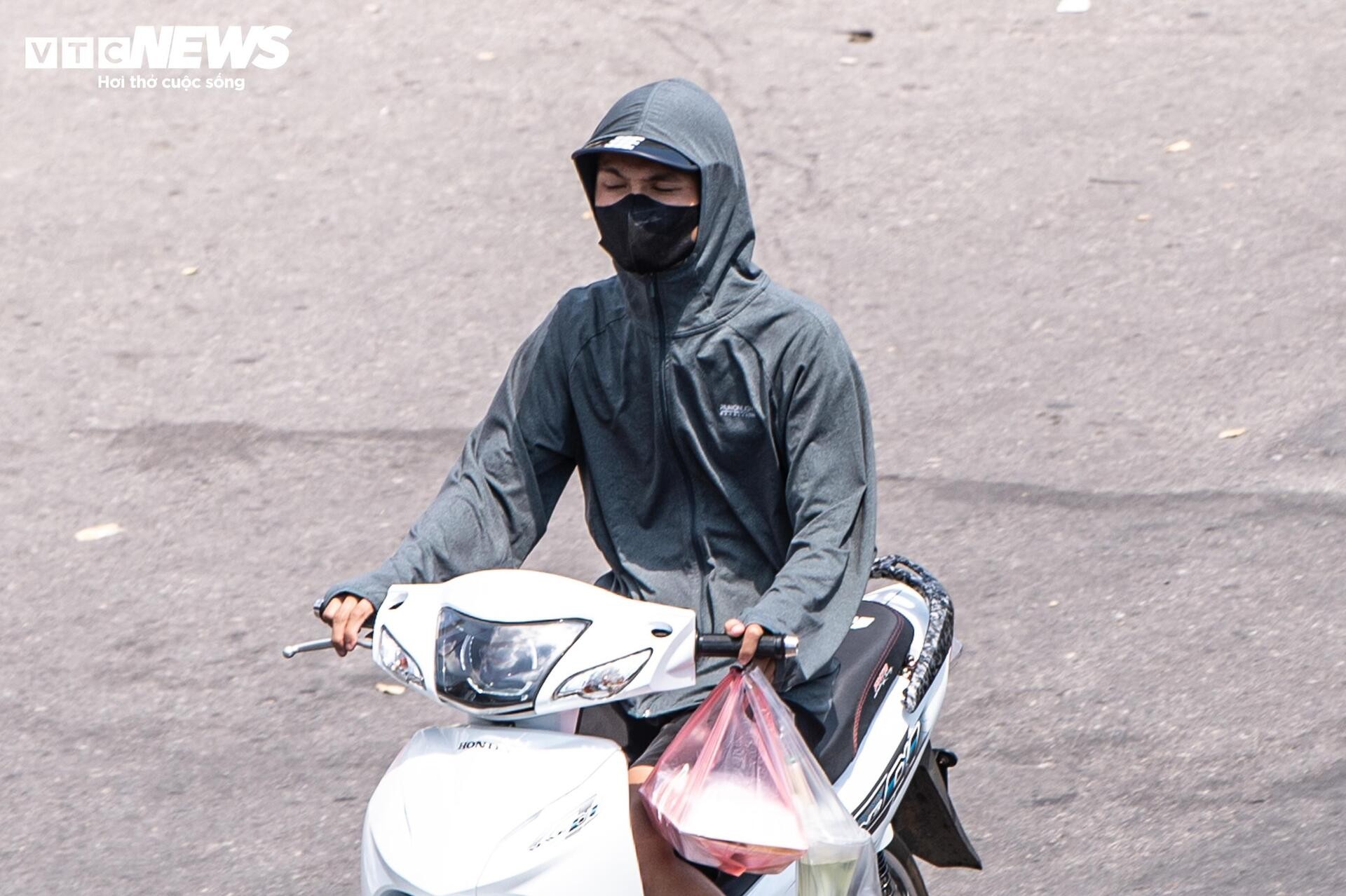 nang-nong-ha-noi-ngay-giua-troi-thu-4-15211598-1790388911.jpg
