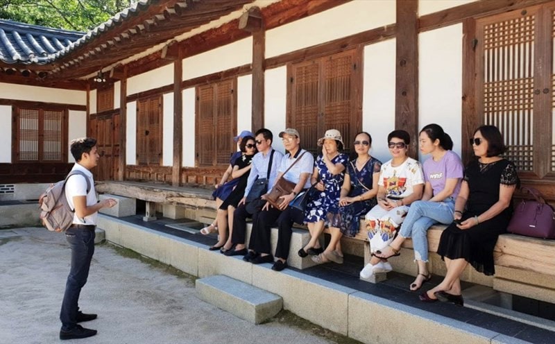 huong-dan-vien-du-lich-quoc-te-min-1785136964.jpg