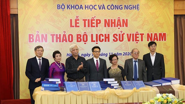 le-tiep-nhan-ban-thao-bo-lich-su-vietnam-1639728225.jpg