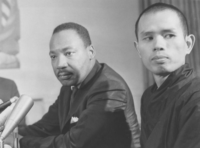 thien-su-gap-mat-martin-luther-king-nha-hoat-dong-dan-quyen-nguoi-my-goc-phi-vao-nam-1966-1642839298.jpg