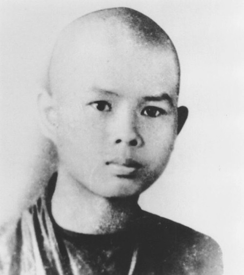 thien-su-thich-nhat-hanh-luc-16-tuoi-o-hue-sau-khi-ngai-quy-y-1642839269.jpg