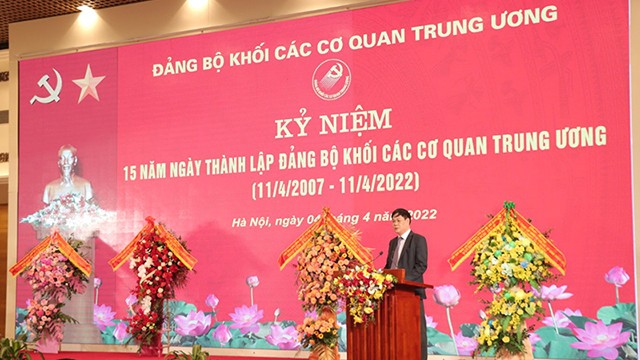 dong-chi-huynh-tan-viet-uy-vien-trung-uong-dang-bi-thu-dang-uy-khoi-doc-dien-van-tai-buoi-le-1649065525.jpg