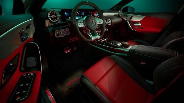 mercedes-amg-a35-va-cla-35-phien-ban-ky-niem-55-nam-ra-mat4-1650682593.jpg