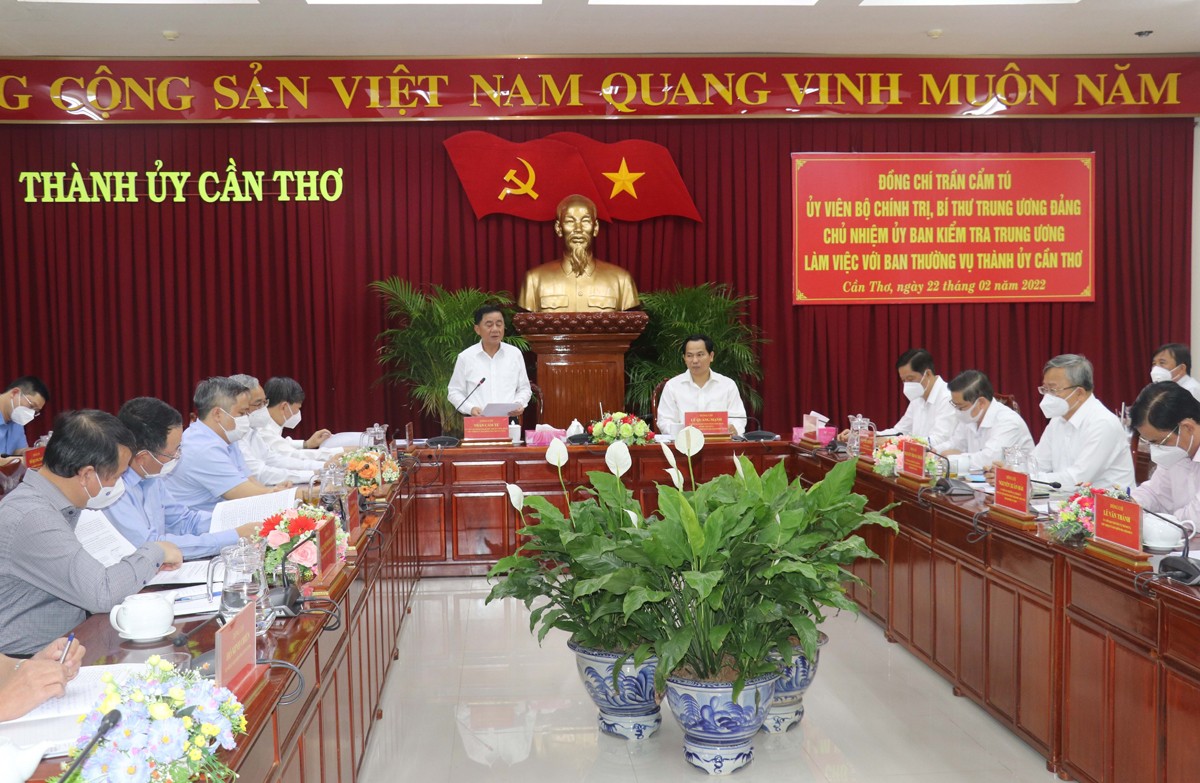 nlntv-vna-potal-dong-chi-tran-cam-tu-uy-vien-bo-chinh-tri-bi-thu-trung-uong-dang-chu-nhiem-uy-ban-kiem-tra-trung-uong-lam-viec-voi-thanh-uy-can-tho-5964418-1665965870.jpg