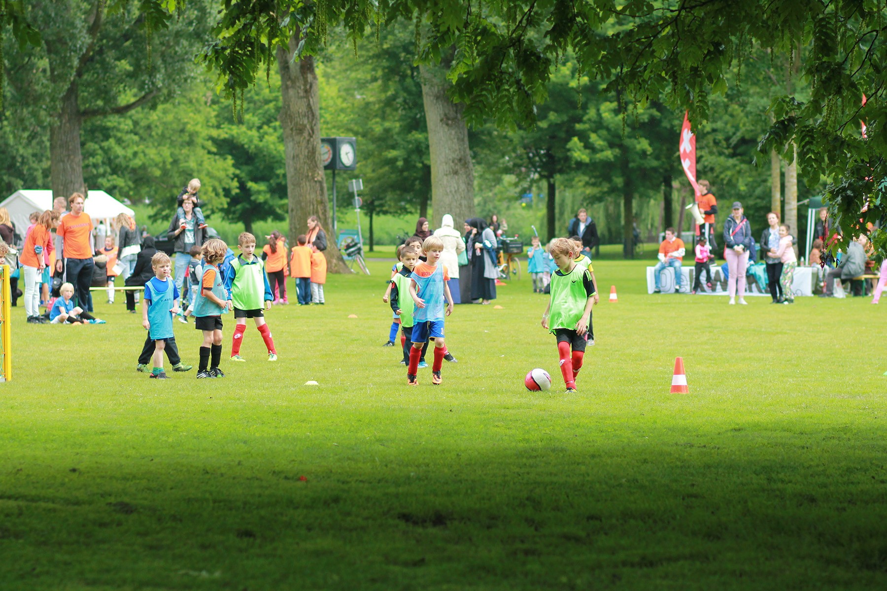 nlntv-schoolchildren-playing-football-amsterdam-1227-1668657106.jpg