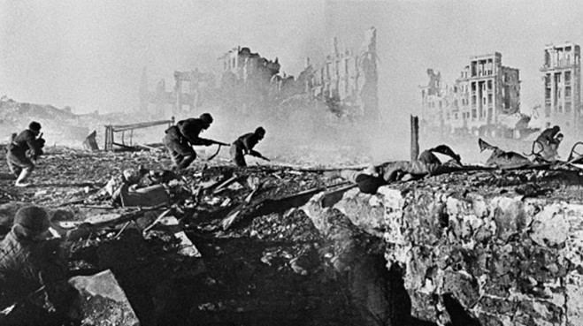 Hồng quân Liên Xô trong trận Stalingrad, diễn ra tại thành phố Stalingrad (nay là Volgograd) ở tây nam Nga từ tháng 7/1942 - 2/1943. Đây được coi là chiến thắng quyết định của Liên Xô, bước ngoặt quan trọng và bước đầu làm xoay chuyển cục diện trong Thế chiến II.