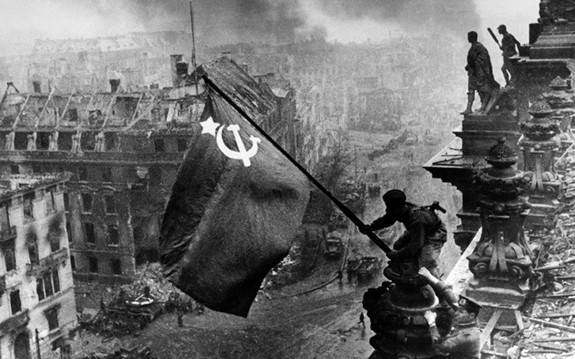 Lá cờ Chiến thắng của Hồng quân được phất trên nóc trụ sở Quốc hội Đức Quốc xã vào năm 1945. Ảnh: Bảo tàng Nghệ thuật Đa phương tiện Moscow.