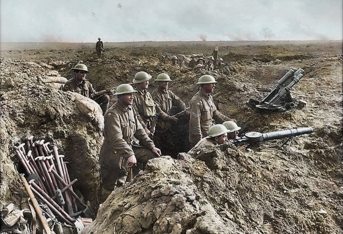 Binh sĩ Anh đang quan sát trận địa tại Pháp. Hơn 70 triệu binh sĩ, trong đó, 60 triệu tại các nước châu Âu, đã được huy động cho Thế chiến thứ nhất. Ảnh: Daily Mail