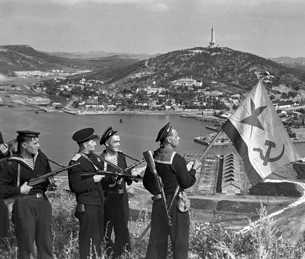 rian-archive-834147-hoisting-the-banner-in-port-artur-wwii-1941-1945-1673627498.jpg