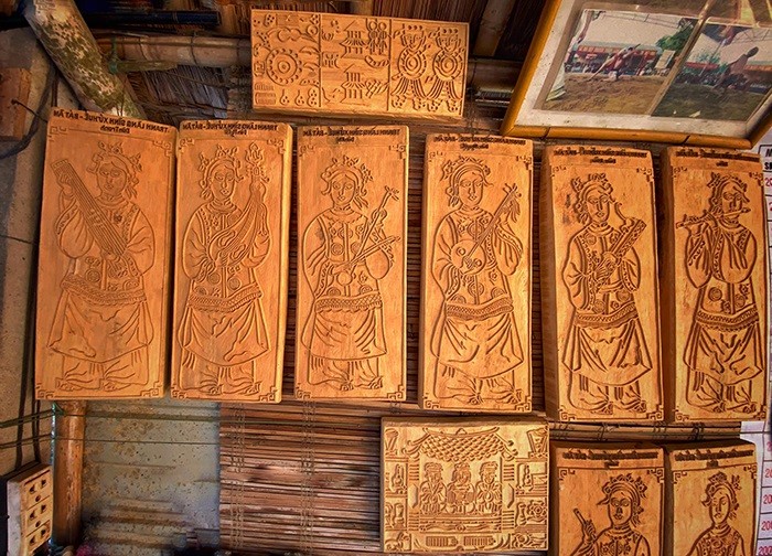 Những khuôn tranh được làm từ chất liệu gỗ mít được chạm khắc tỉ mỉ 