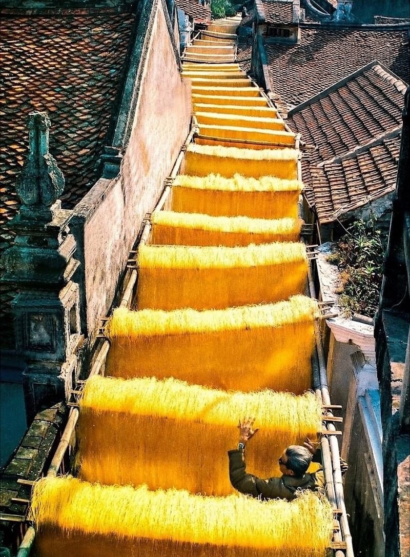Người dân làng Cự Đà mang các tấm phên miến ra phơi nắng.