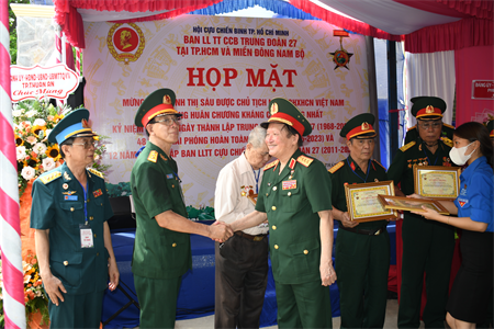 trung-doan-27-hop-mat-truyen-thong-va-chuc-mung-ma-huynh-thi-sau-sau-ngau-duoc-chu-tich-nuoc-truy-tang-huan-chuong-khang-chien-hang-nhat03-1682907412.jpeg