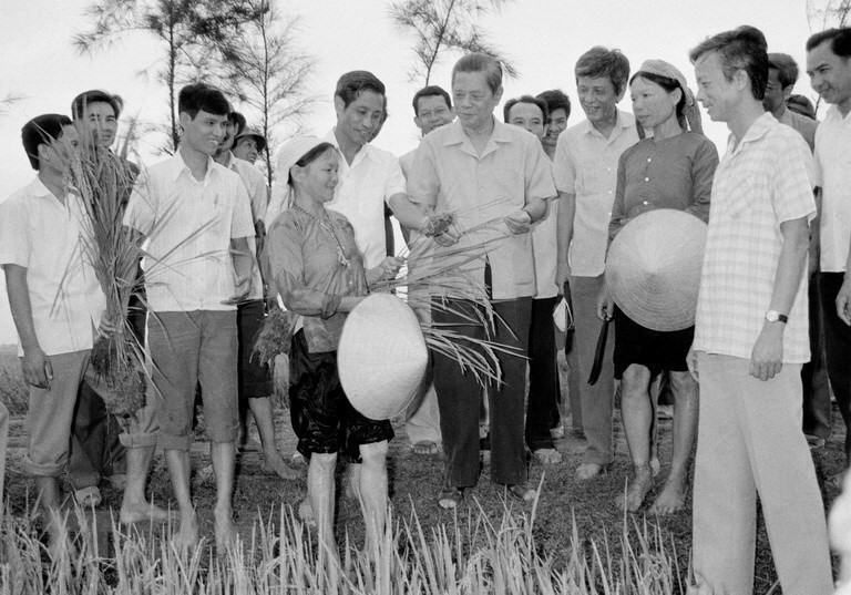 tong-bi-thu-nguyen-van-linh-tham-hxt-xa-hai-van-huyen-hai-hau-tinh-ha-nam-ninh-nam-1988-258-1683071829.jpg