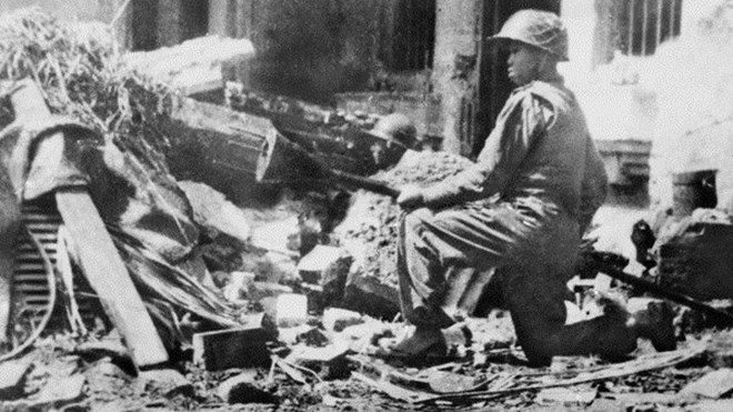vietnamese-soldier-holding-the-lunge-mine-at-hang-dau-street-on-december-1946-1684835968.jpg