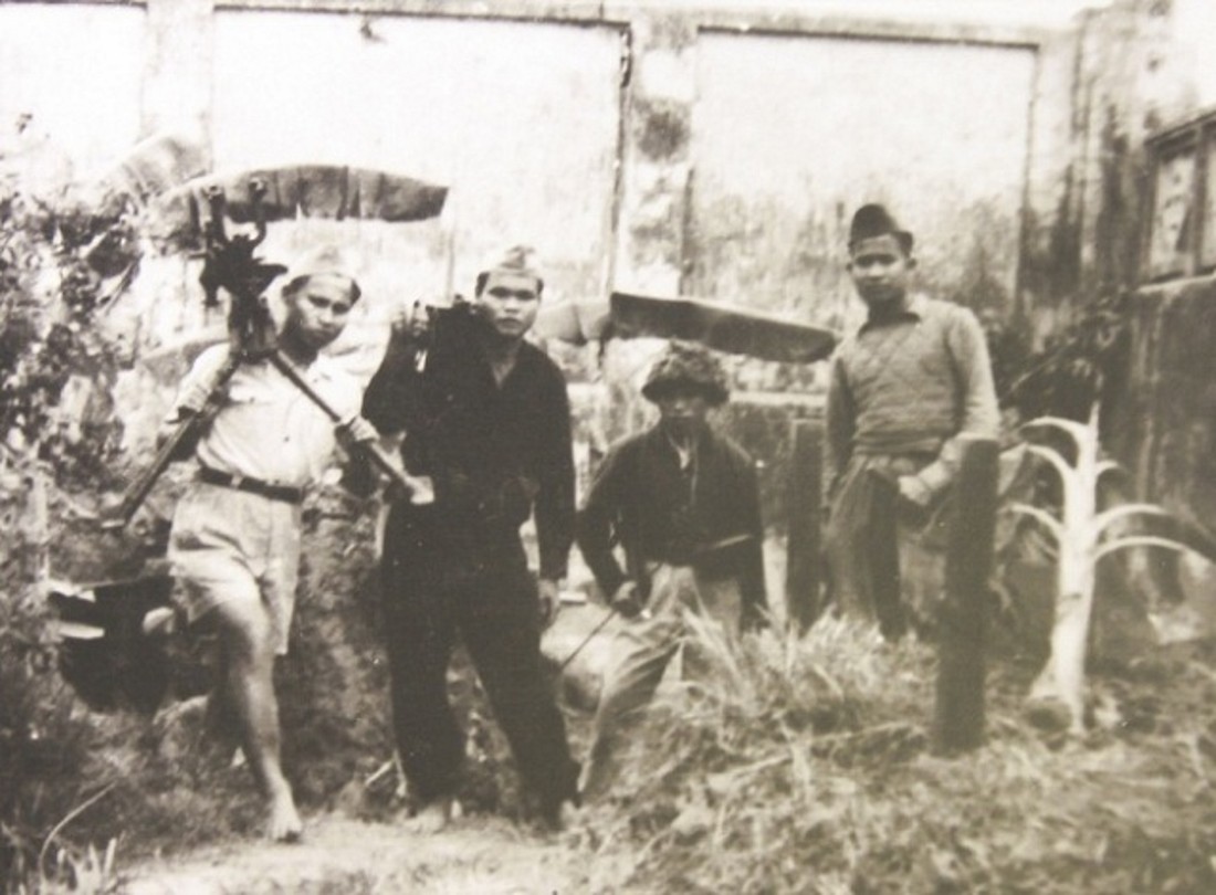 partisans-transferant-la-mitrailleuse-francaise-au-carrefour-de-hang-dau-a-hanoi-decembre-1946-1687251426.jpg