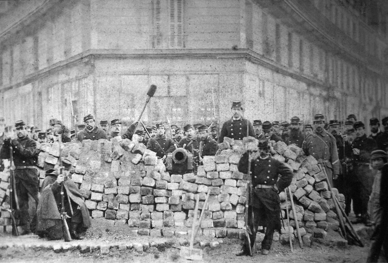 barricade-voltaire-lenoir-commune-paris-1871-1697636604.jpg