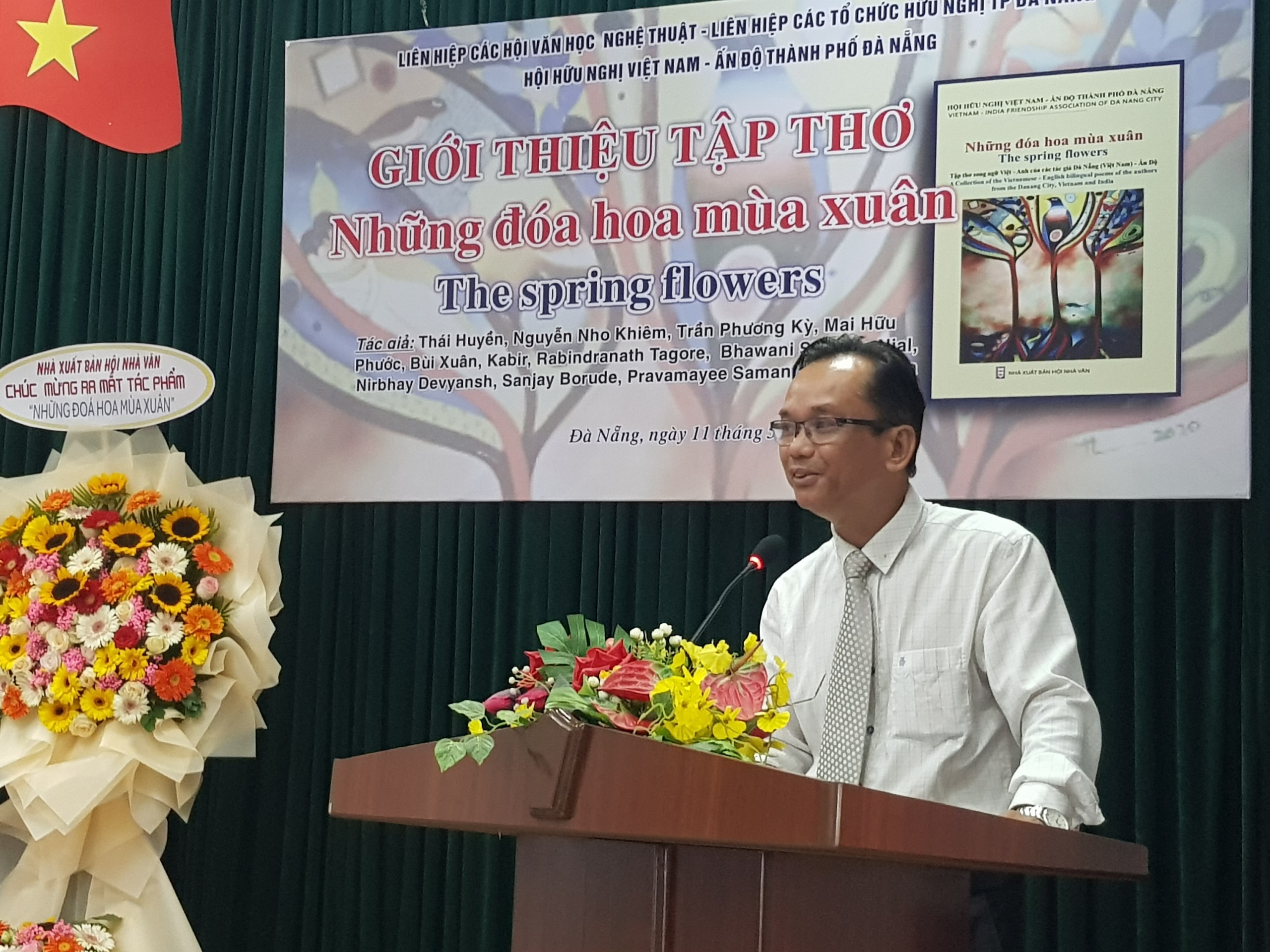 nha-tho-nguyen-nho-khiem-phat-bieu-tai-buoi-ra-mat-sach-anh-quang-vu-1715414353.jpg