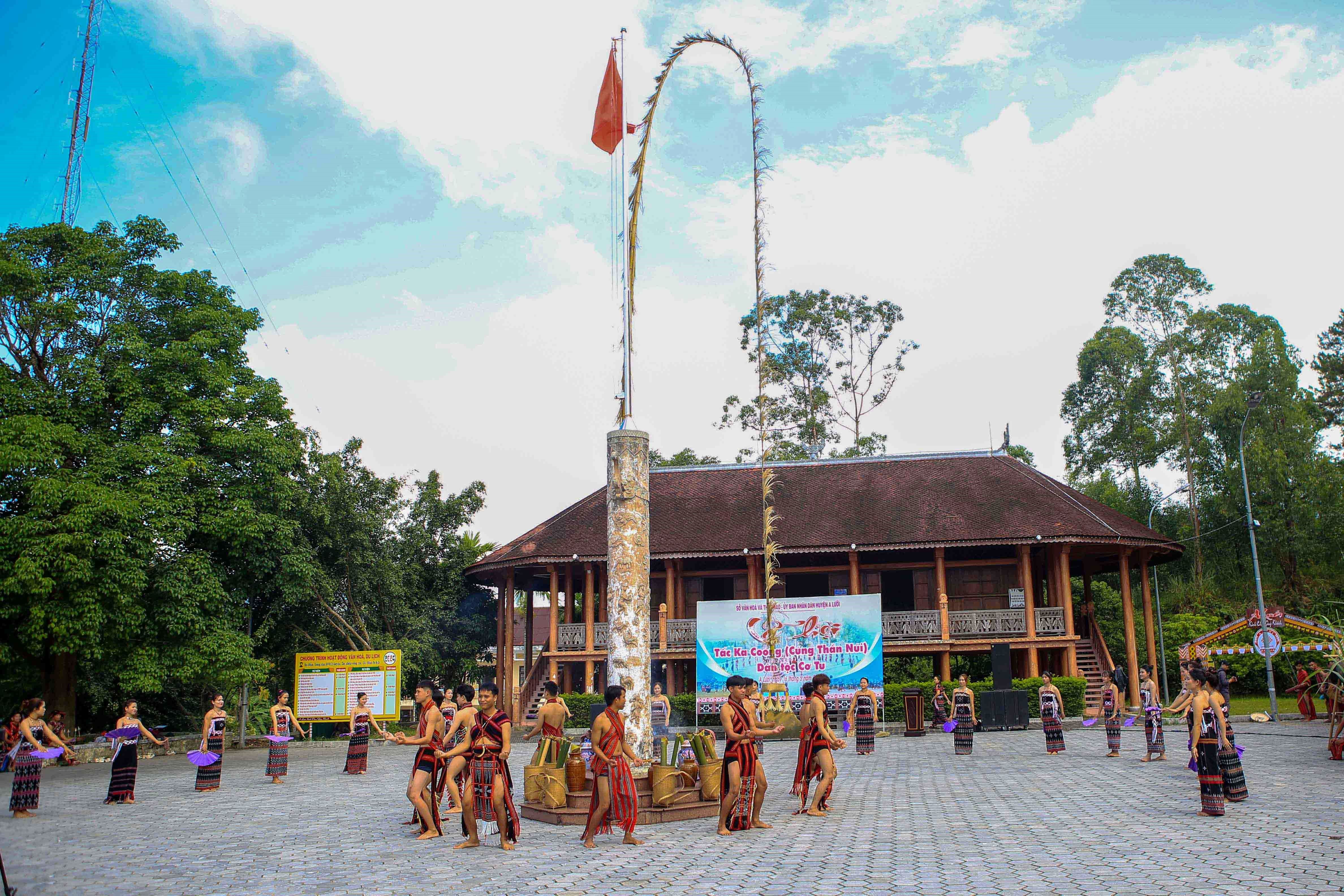 anh-1trinh-dien-cac-dieu-mua-dan-gian-truyen-thong-la-mot-trong-nhung-hoat-dong-khong-the-thieu-trong-le-cung-than-nui-cua-nguoi-co-tu-huyen-a-luoi-tinh-thua-thien-hue-1716442928.jpg