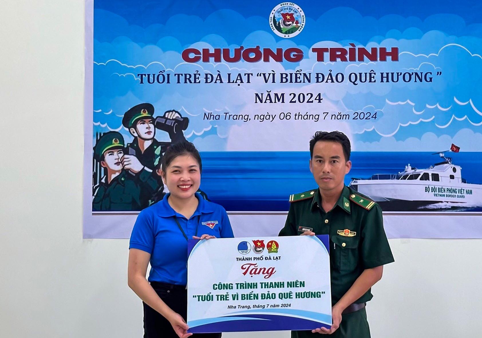 hinh-2-1720429648.jpgThành đoàn, Hội LHTN VN Đà Lạt và Hội đồng Đội thành phố Đà Lạt trao tặng công trình thanh niên “Tuổi trẻ vì biển đảo quê hương” là hệ thống loa trong hội trường với trị giá 10 triệu đồng tại Trạm kiểm soát Biên phòng Hòn Rớ, TP Nha Trang, tỉnh Khánh Hòa