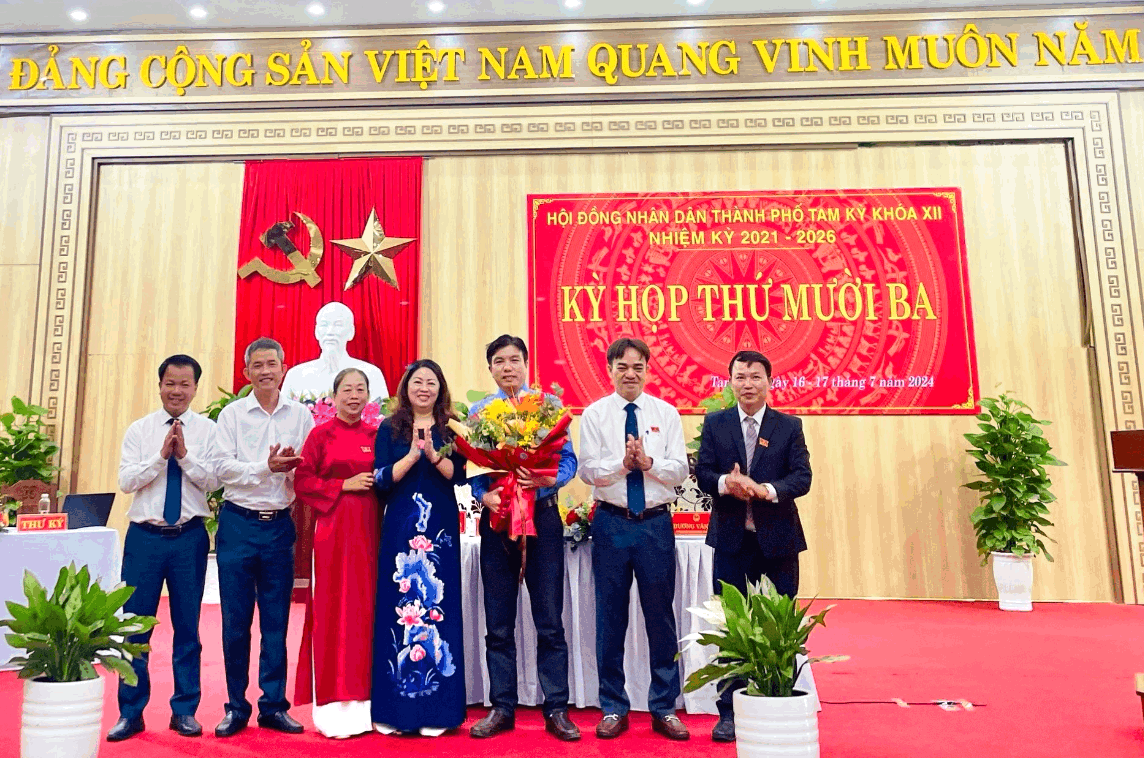 lanh-dao-thanh-pho-tang-hoa-chuc-mung-dong-chi-do-van-minh-nhan-nhiem-vu-moi-1721120232.png