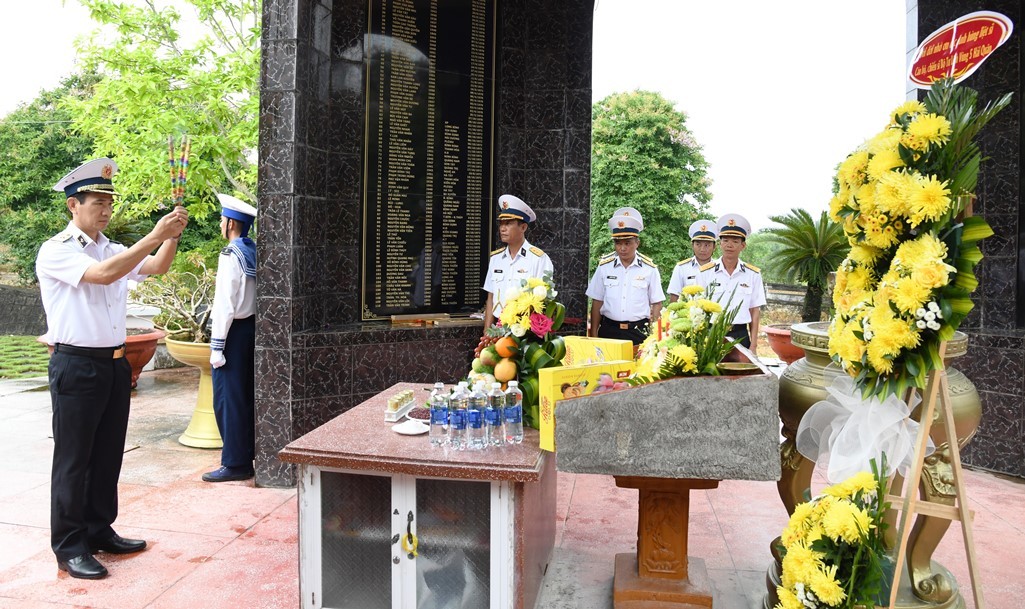 2-chuan-do-doc-nguyen-huu-thoan-dang-huong-tuong-niem-cac-anh-hung-liet-si-1722051040.JPG