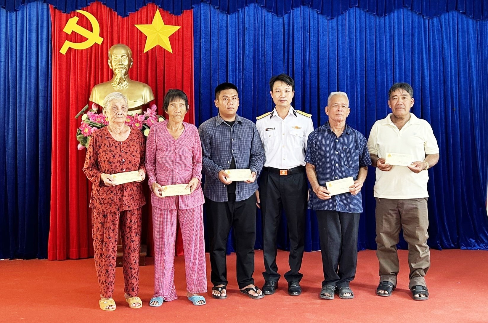 3-trung-ta-nguyen-trung-thong-pho-chinh-uy-trung-tam-bao-dam-ky-thuat-hau-can-trao-qua-tang-cac-gia-dinh-chinh-sach-1722050741.jpg