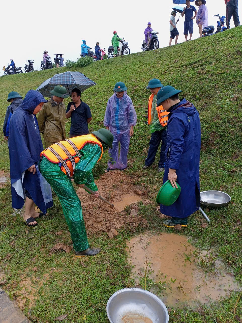 bac-giang-lanh-dao-xa-xuan-cam-hiep-hoa-ho-tro-nguoi-dan-khac-phuc-hau-qua-sau-bao-1-1726110437.jpg