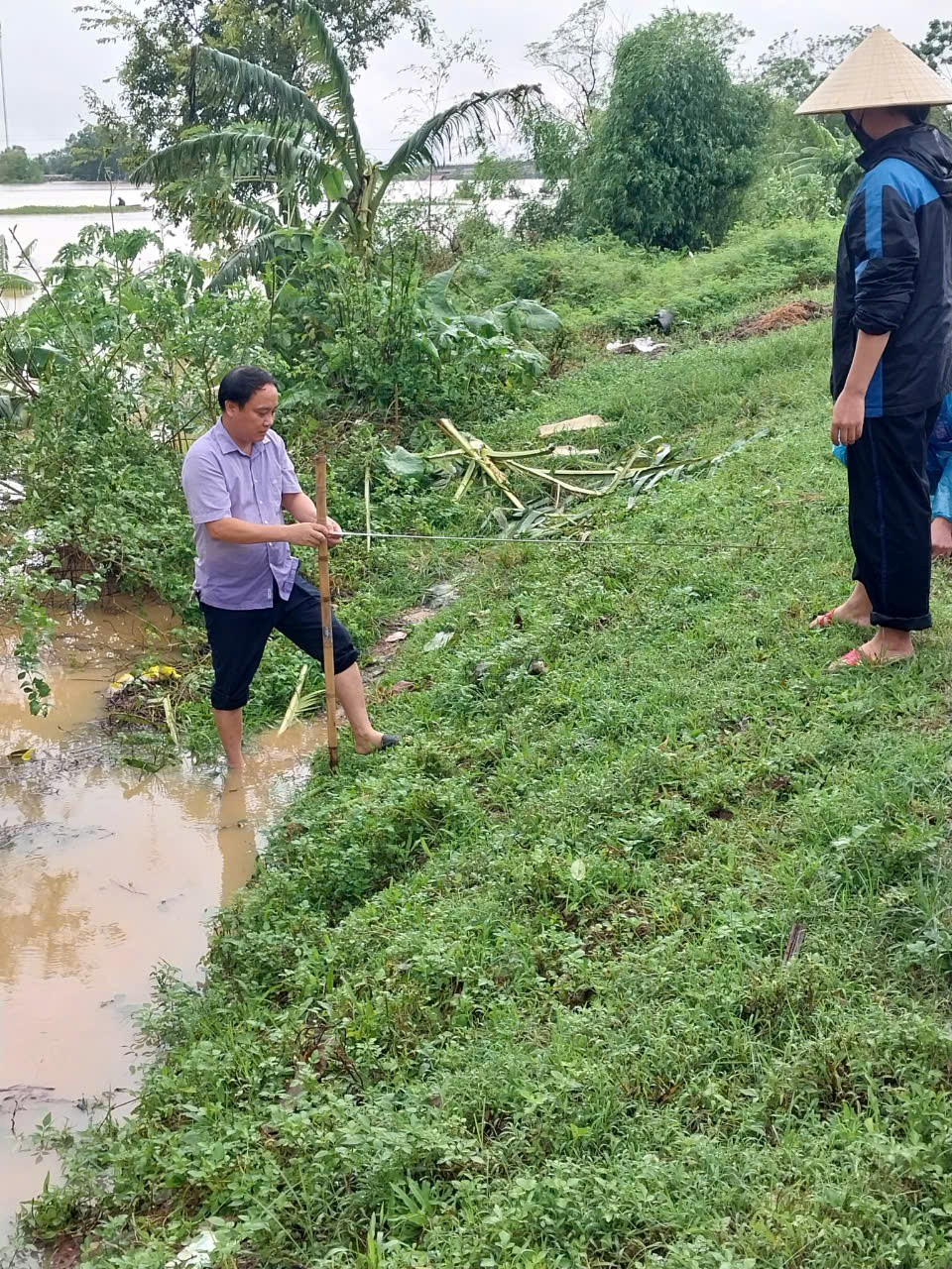 bac-giang-lanh-dao-xa-xuan-cam-hiep-hoa-ho-tro-nguoi-dan-khac-phuc-hau-qua-sau-bao-4-1726110437.jpg