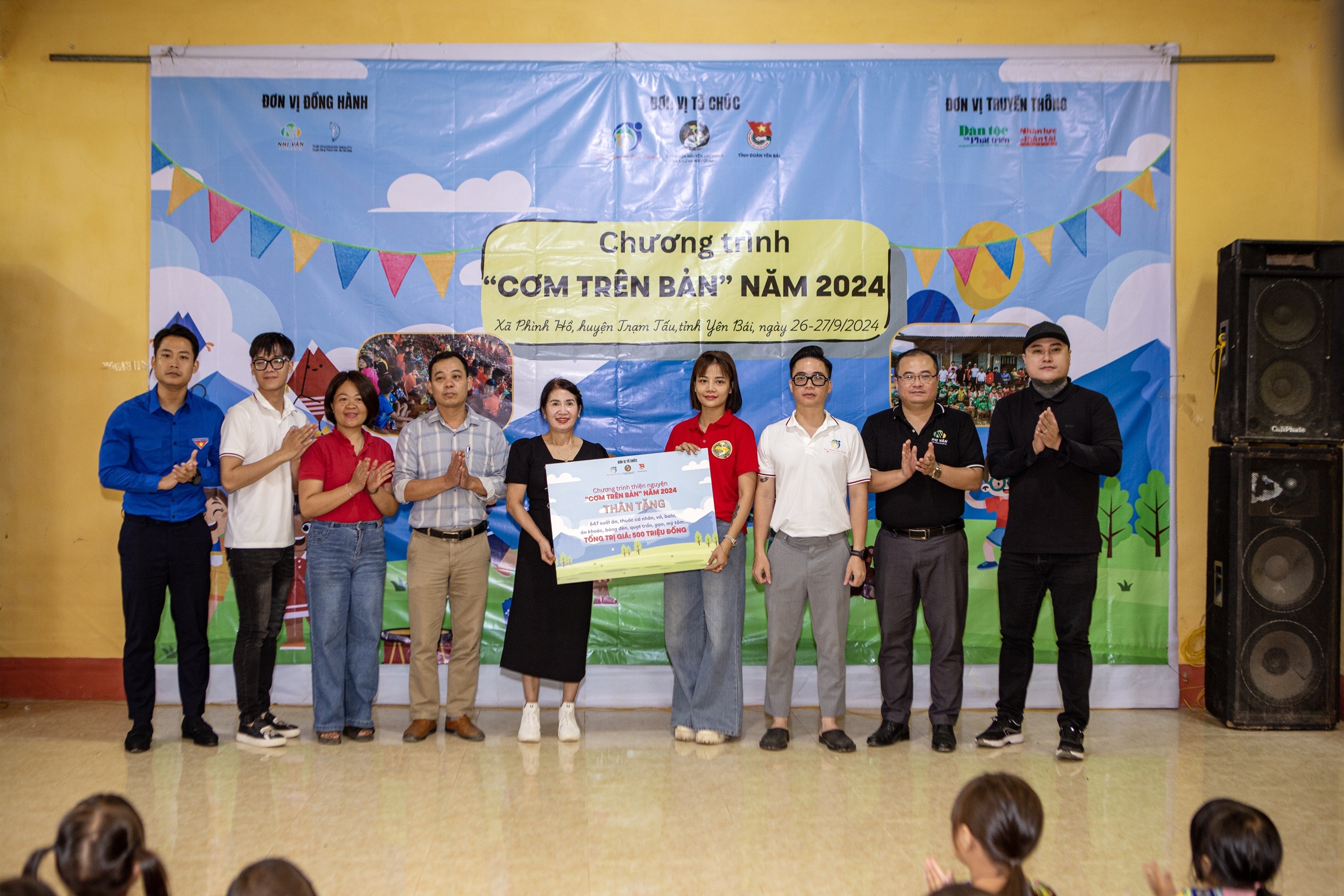 com-tren-ban-nam-2024-chuyen-thien-nguyen-dong-day-hanh-phuc-03-1727449589.jpg