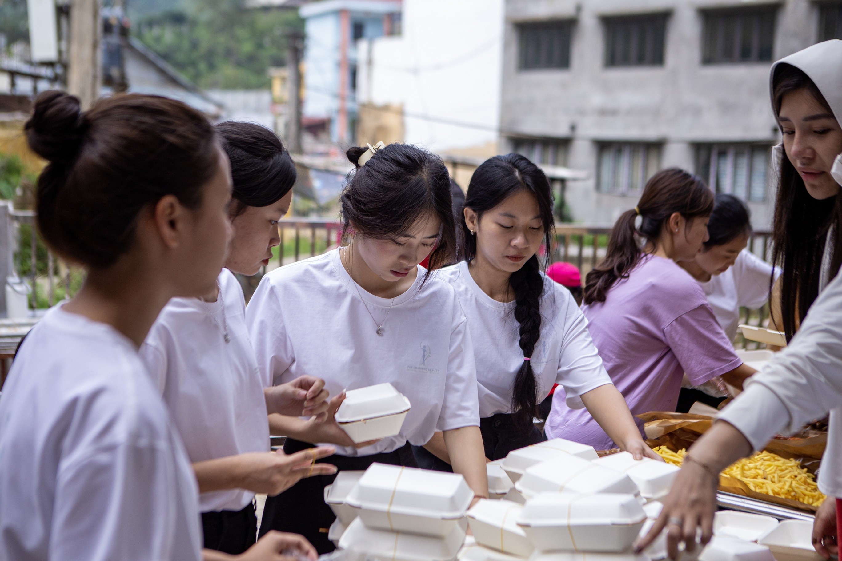 com-tren-ban-nam-2024-chuyen-thien-nguyen-dong-day-hanh-phuc-05-1727449589.jpg