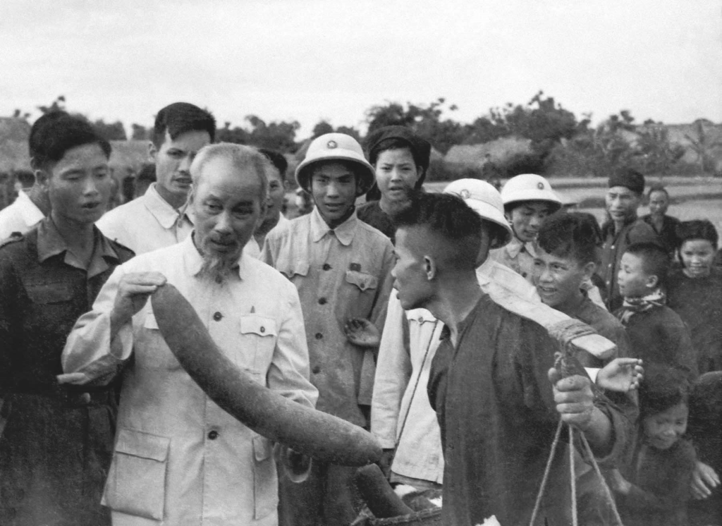 tu-tuong-ho-chi-minh-ve-dan-chu-va-yeu-cau-cung-co-moi-quan-he-giua-nha-nuoc-va-nhan-dan-trong-giai-doan-1727881779.jpg