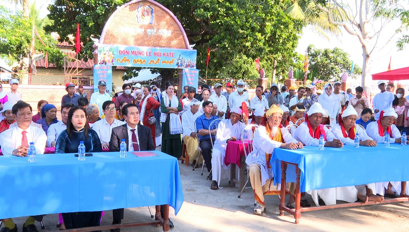 dong-chi-pham-van-hau-pho-bi-thu-thuong-truc-tinh-uy-chu-tich-hdnd-tinh-ninh-thuan-dong-chi-chamalea-thi-thuy-uy-vien-thuong-vu-tinh-uy-truong-ban-dan-van-tinh-uy-du-le-hoi-1728006986.jpg