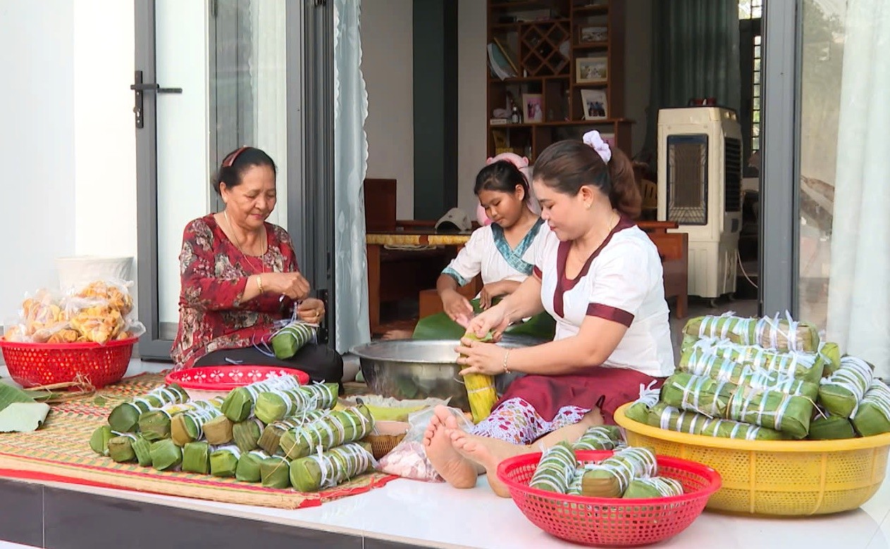 gia-dinh-ba-la-thi-thu-o-thon-huu-duc-xa-phuoc-huu-huyen-ninh-phuoc-ninh-thuan-lam-cac-loai-banh-truyen-thong-dang-len-ong-ba-to-tien-dip-le-hoi-kate-1728006986.jpg