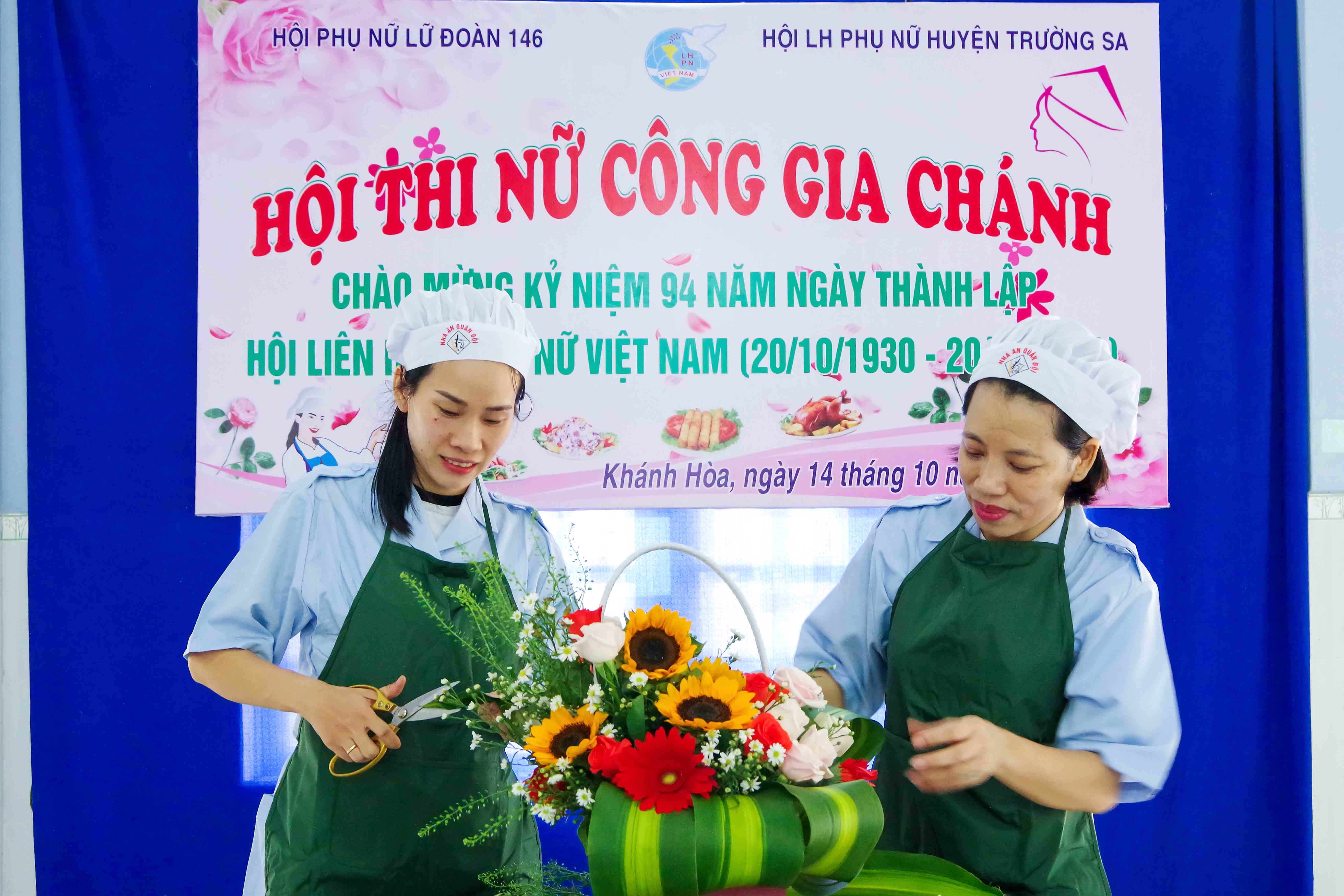 cam-hoa-trang-tri-trong-hoi-thi-nu-cong-gia-chanh-1729301580.jpg