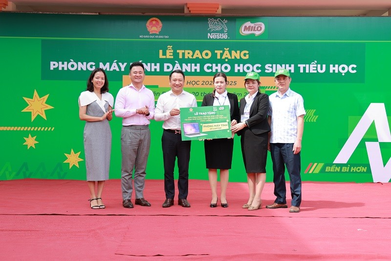 trao-tang-may-tinh-truong-pung-luong-1729507484.jpg