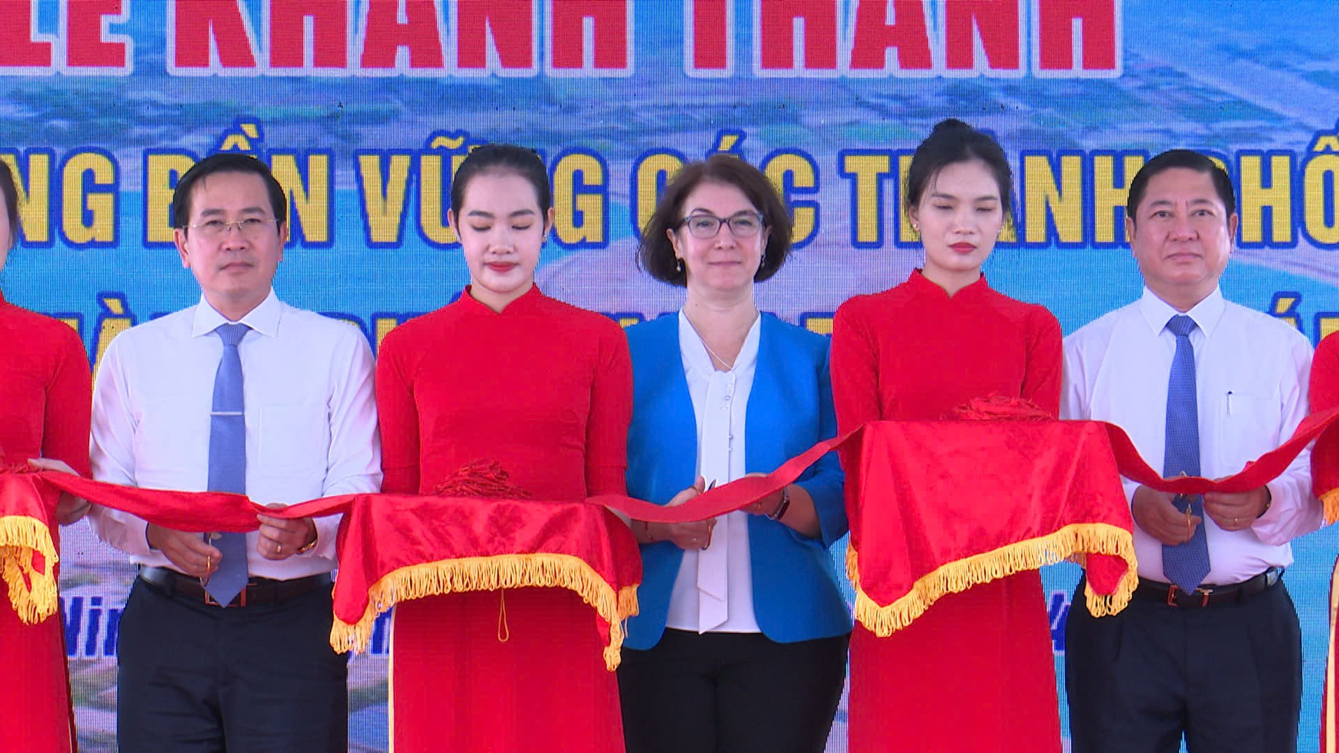 lanh-dao-tinh-nha-tai-tro-ngan-hang-the-gioi-da-cung-thuc-hien-nghi-thuc-cat-bang-khanh-thanh-du-an-1730708251.jpg