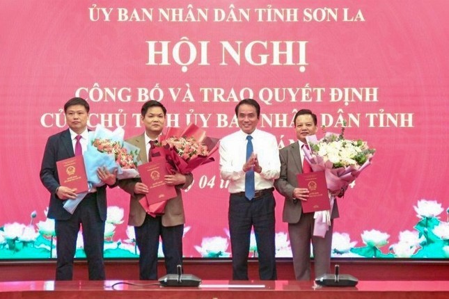 cong-bo-quyet-dinh-cua-chu-tich-ubnd-tinh-ve-cong-tac-can-bo-1730791620.jpeg