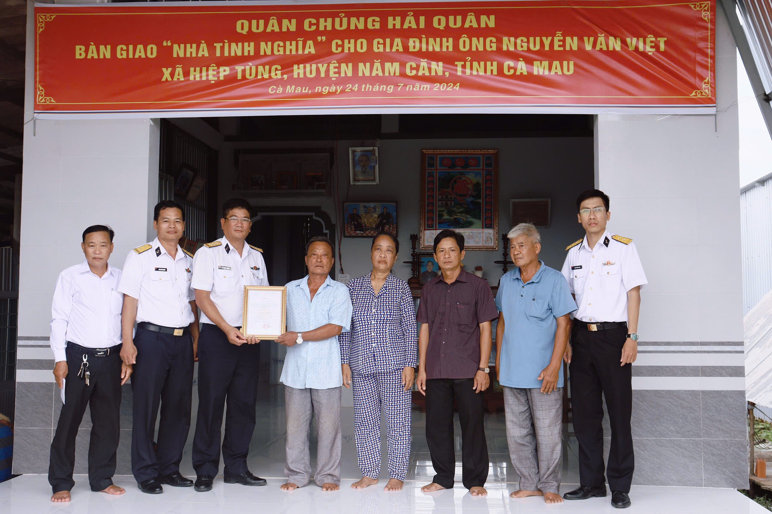 4-chi-huy-lu-doan-175-trao-quyet-dinh-ban-giao-nha-tinh-nghia-tai-ca-maut-1732552665.jpg