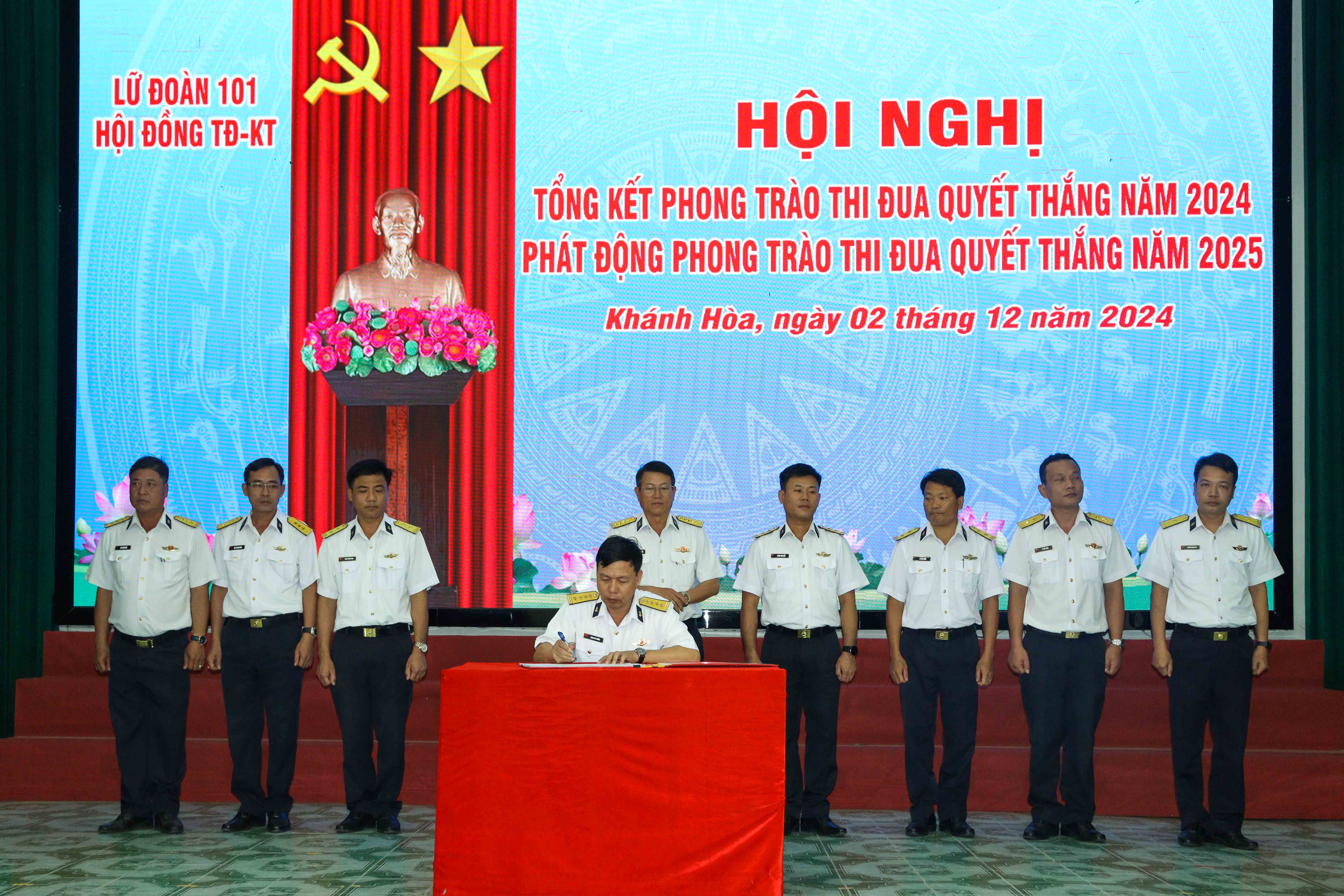 dai-ta-pham-duy-huong-bi-thu-dang-uy-chinh-uy-lu-doan-ky-xac-nhan-giao-uoc-thi-dua-1733206463.jpg