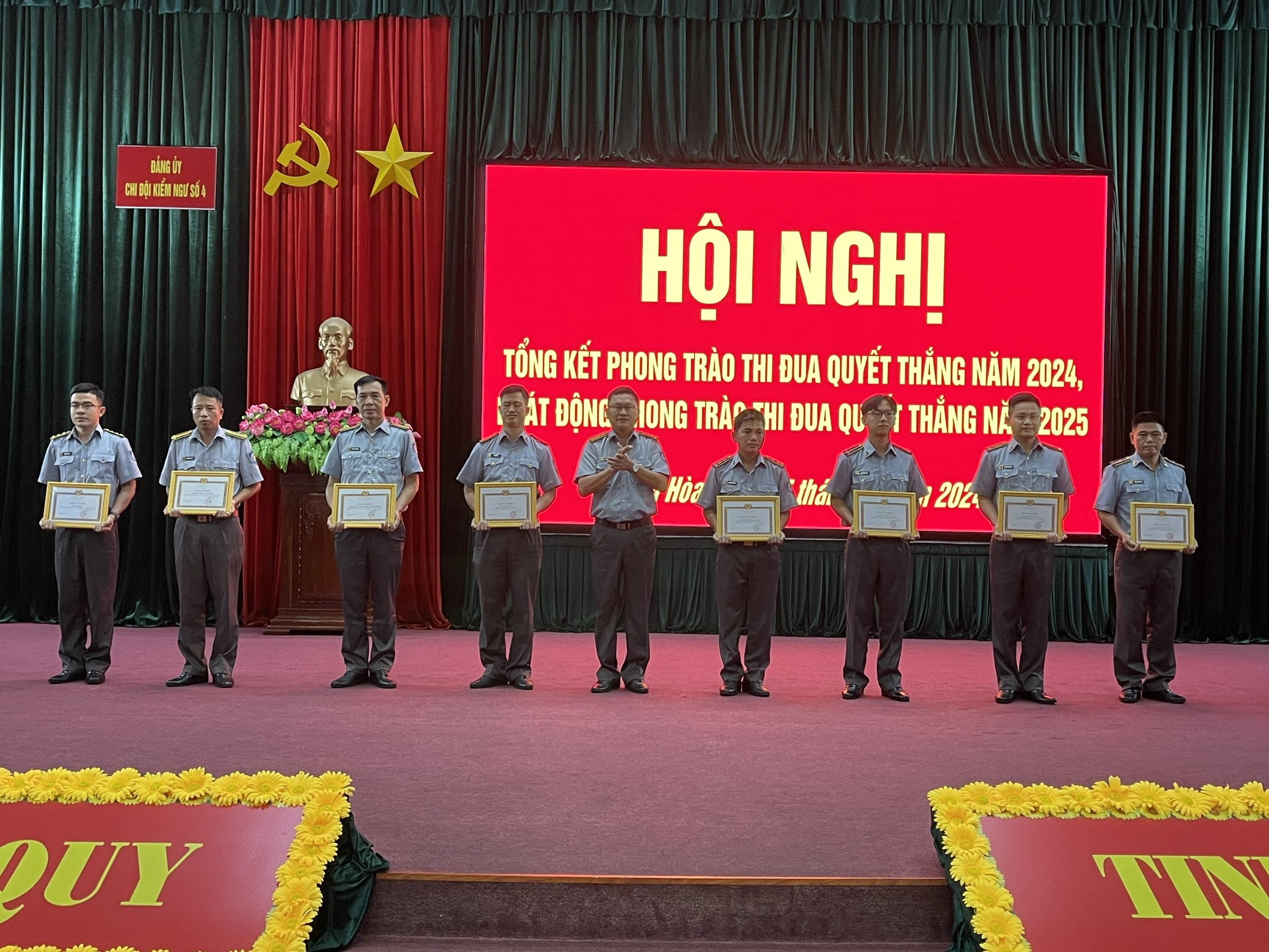 dong-chi-nguyen-van-quang-bi-thu-dang-uy-trao-thuong-cho-cac-ca-nhan-1733465495.jpg